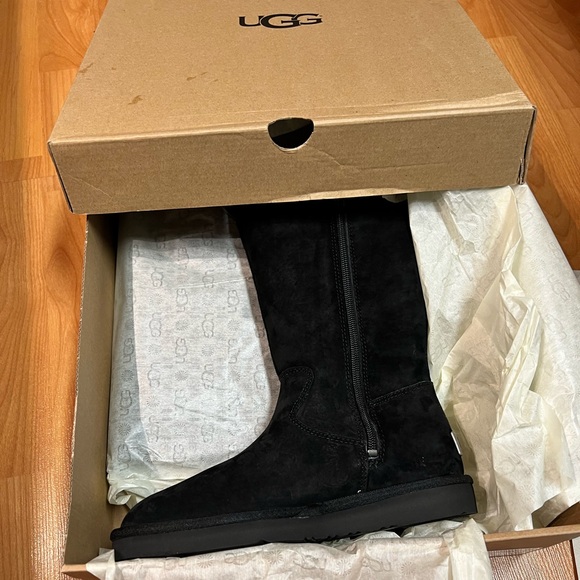 New in Box - UGG W Alber boot (US 7) - Picture 4 of 13